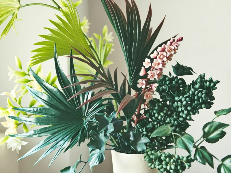 Dettaglio illustrativo di materiali e lavorazione per decor botanico artificiale.